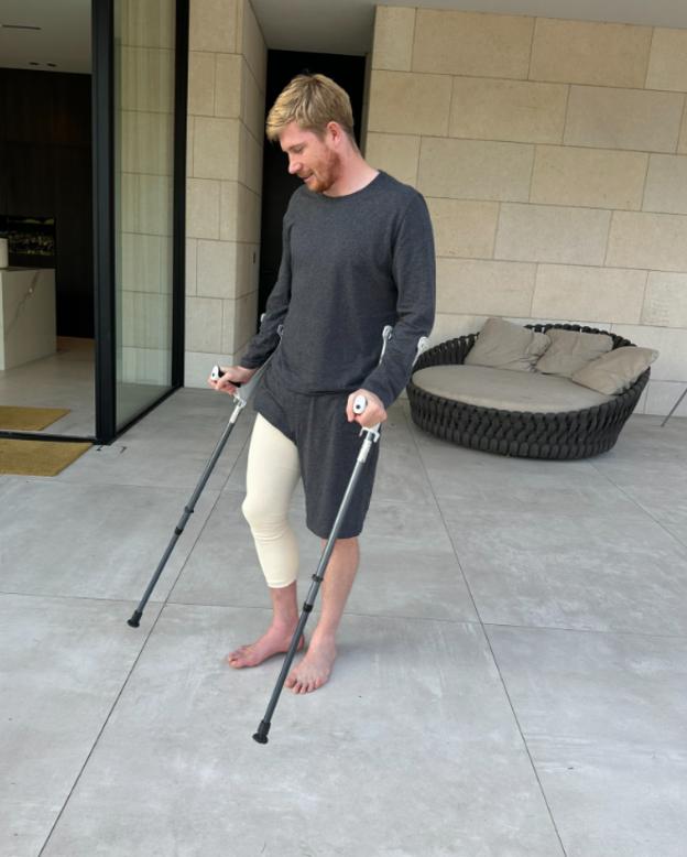 Kevin de Bruyne on crutches